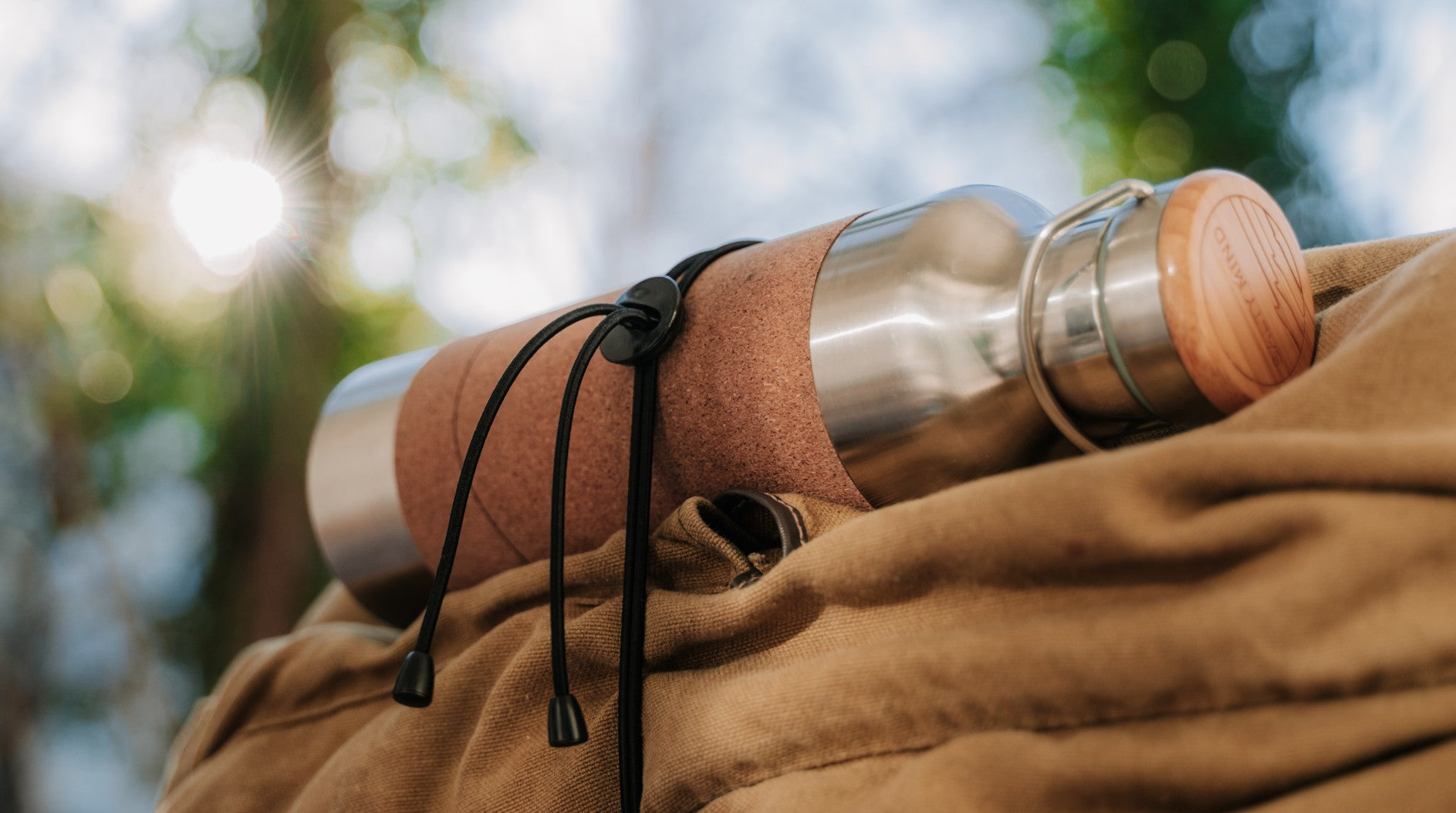 Bindigo zur Befestigung einer Thermoskanne und Tasche auf einem Schlitten